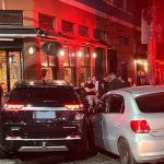 Carros batem e invadem calçada na Arnaldo Quintela, em Botafogo