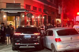 Carros batem e invadem calçada na Arnaldo Quintela, em Botafogo