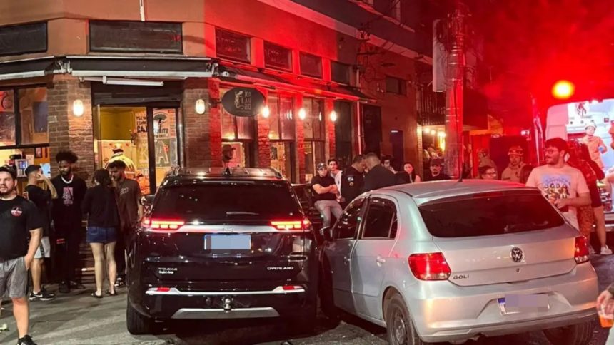 Carros batem e invadem calçada na Arnaldo Quintela, em Botafogo
