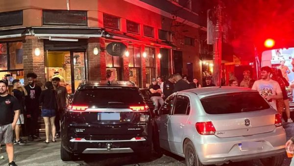 Carros batem e invadem calçada na Arnaldo Quintela, em Botafogo