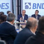 O presidente do BNDES, Aloizio Mercadante, com o presidente da Embratur, Marcelo Freixo: abrindo as portas do bancão aos 20 prefeitos do Rio