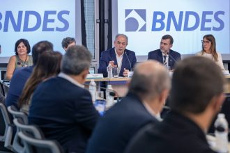 O presidente do BNDES, Aloizio Mercadante, com o presidente da Embratur, Marcelo Freixo: abrindo as portas do bancão aos 20 prefeitos do Rio