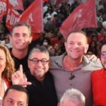 Edinho Silva (de cinza), na quadra da Mangueira, ao lado do prefeito de Maricá, Washington Quaquá: uma semana depois, o candidato à presidência nacional do PT vai subir no palanque dos aspiras ligados ao deputado federal Lindbergh Farias