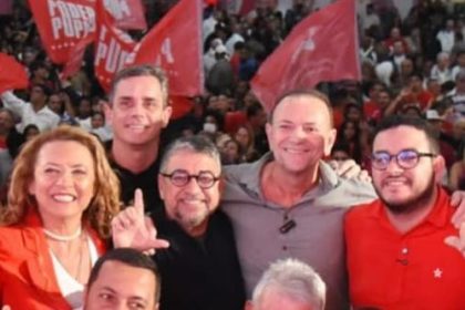 Edinho Silva (de cinza), na quadra da Mangueira, ao lado do prefeito de Maricá, Washington Quaquá: uma semana depois, o candidato à presidência nacional do PT vai subir no palanque dos aspiras ligados ao deputado federal Lindbergh Farias