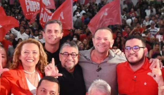 Edinho Silva (de cinza), na quadra da Mangueira, ao lado do prefeito de Maricá, Washington Quaquá: uma semana depois, o candidato à presidência nacional do PT vai subir no palanque dos aspiras ligados ao deputado federal Lindbergh Farias