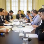 A reunião dos vereadores com representantes da prefeitura do Rio para fechar o acordo sobre as emendas ao projeto do Parque Olímpico: votação final será nesta terça-feira (24)