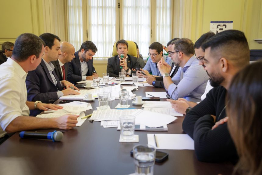 A reunião dos vereadores com representantes da prefeitura do Rio para fechar o acordo sobre as emendas ao projeto do Parque Olímpico: votação final será nesta terça-feira (24)