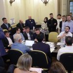 A reunião de vereadores do Rio com representantes da prefeitura sobre as emendas ao texto de criação do Parque Olímpico: o prefeito Eduardo Paes (PSD enviou uma emenda para autorizar a Prefeitura do Rio a vender três arenas