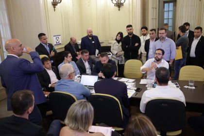 A reunião de vereadores do Rio com representantes da prefeitura sobre as emendas ao texto de criação do Parque Olímpico: o prefeito Eduardo Paes (PSD enviou uma emenda para autorizar a Prefeitura do Rio a vender três arenas