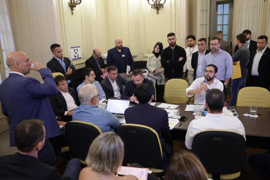 A reunião de vereadores do Rio com representantes da prefeitura sobre as emendas ao texto de criação do Parque Olímpico: o prefeito Eduardo Paes (PSD enviou uma emenda para autorizar a Prefeitura do Rio a vender três arenas