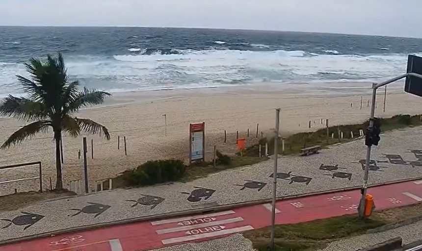 Orla do Rio pode ter ondas de até 3 metros de altura