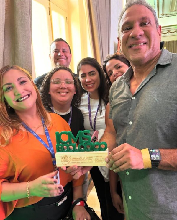 Mesquita é a melhor cidade do estado em preservação ambiental 51 A equipe da Prefeitura de Mesquita comemorando a quarta posição na premiação do ICMS Ecológico de 2024: desta vez, estará no alto do pódio