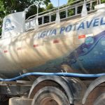 O gato dos bacanas: uso de caminhões-pipa clandestinos, a manipulação de hidrômetros para impedir a leitura e o by-pass (desvio da rede de água para evitar a medição do consumo) são os principais tipos de fraudes cometidos pelos clientes que podem pagar, mas fogem dos boletos