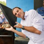 O prefeito Eduardo Paes ofereceu um churrasco para os aliados, em comemoração ao semestre de vitórias na Câmara do Rio