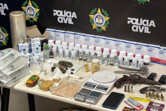 Polícia Civil prende traficante com drogas, anabolizantes e armas em Niterói