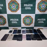 Homem é preso por desbloquear celulares roubados em Queimados