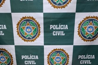 Homem é preso por desbloquear celulares roubados em Queimados