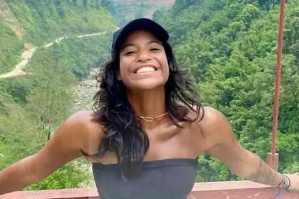 Corpo de jovem brasileira é içado de vulcão e levado para base na Indonésia