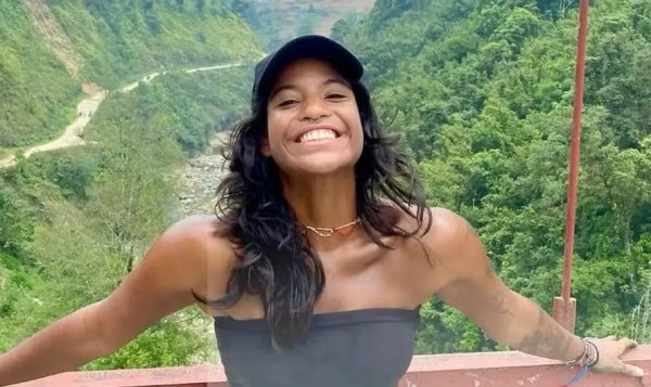 Corpo de jovem brasileira é içado de vulcão e levado para base na Indonésia