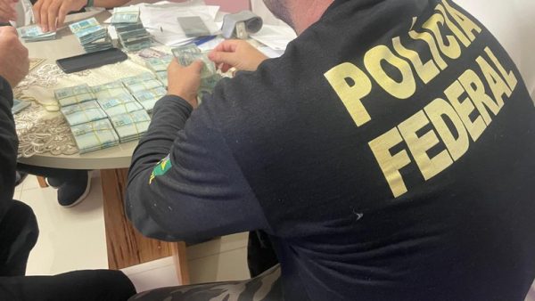 PF investiga esquema de fraudes contra clientes da Caixa; R$ 120 mil são apreendidos