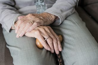 Condenados por violência contra idosos não podem mais assumir cargos no governo do estado