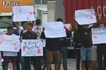 Familiares fazem protesto depois da morte de jovem de 16 anos