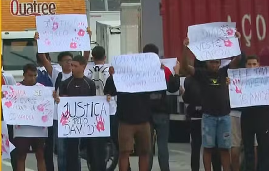 Familiares fazem protesto depois da morte de jovem de 16 anos