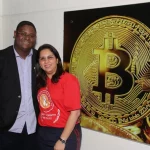 Mulher do 'Faraó dos Bitcoins' é deportada dos Estados Unidos e chega ao Brasil