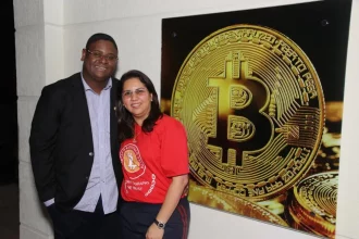 Mulher do 'Faraó dos Bitcoins' é deportada dos Estados Unidos e chega ao Brasil