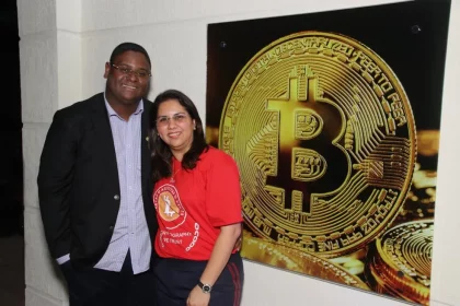 Mulher do 'Faraó dos Bitcoins' é deportada dos Estados Unidos e chega ao Brasil