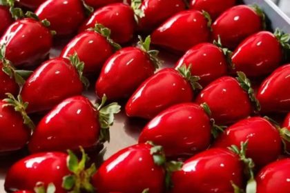 Em meio à febre do morango do amor, vendas da fruta disparam nos supermercados do Rio