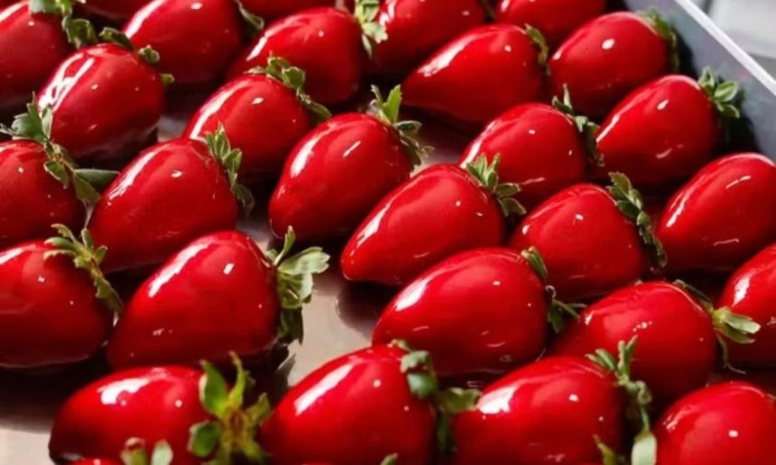 Em meio à febre do morango do amor, vendas da fruta disparam nos supermercados do Rio
