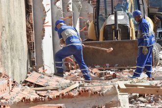 Prefeitura do Rio põe abaixo 11 construções irregulares na Ilha do Governador; veja o vídeo