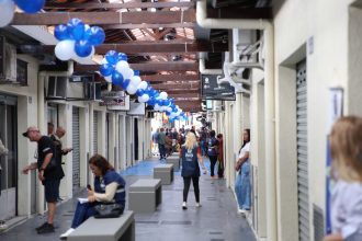 Mercado popular do Complexo do Alemão é reinaugurado depois de obras de R$ 1,2 milhão