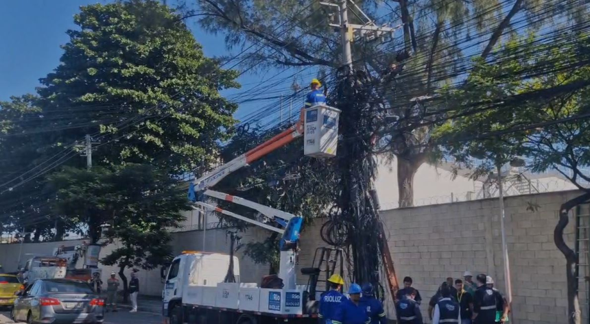 Lei obriga que a fiação das calçadas seja enterrada em novas construções no Rio