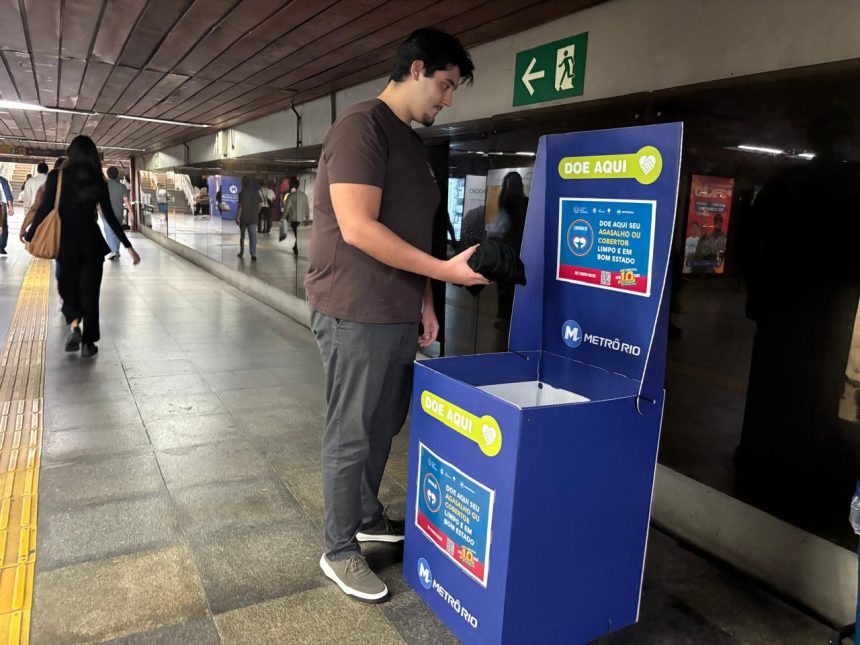 Estações do metrô recebem doações para Campanha do Agasalho