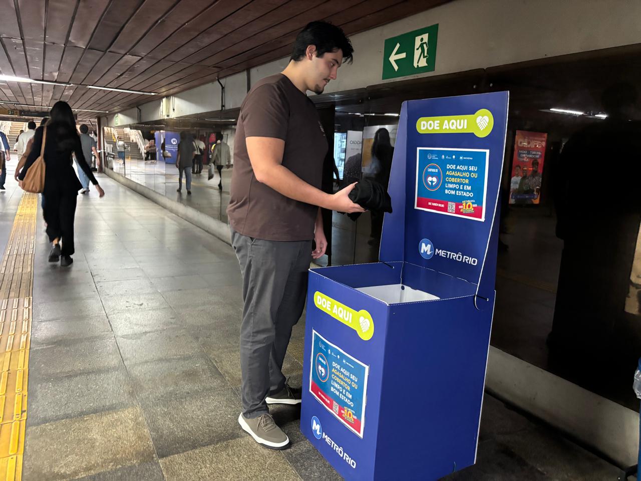 Estações do metrô recebem doações para Campanha do Agasalho