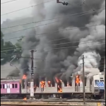 Trem fora de uso pega fogo em pátio ferroviário de Japeri; veja o vídeo