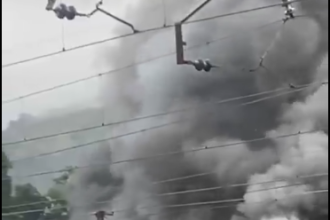 Trem fora de uso pega fogo em pátio ferroviário de Japeri; veja o vídeo