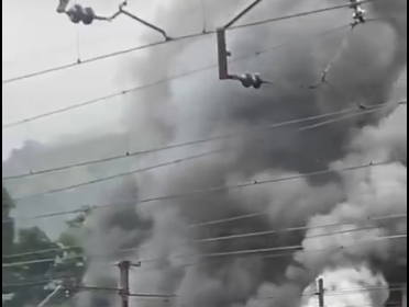 Trem fora de uso pega fogo em pátio ferroviário de Japeri; veja o vídeo