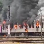 Trem fora de uso pega fogo em pátio ferroviário de Japeri; veja o vídeo