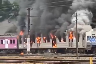 Trem fora de uso pega fogo em pátio ferroviário de Japeri; veja o vídeo