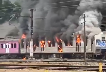 Trem fora de uso pega fogo em pátio ferroviário de Japeri; veja o vídeo