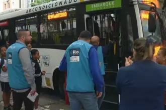 Prefeitura fiscaliza ônibus em Copacabana para garantir gratuidade a idosos