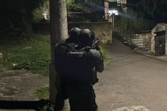 Tiroteio durante operação da PM deixa um suspeito ferido na Serrinha