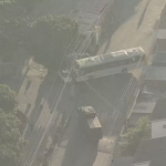 Ônibus é sequestrado e usado como barricada por criminosos em Costa Barros