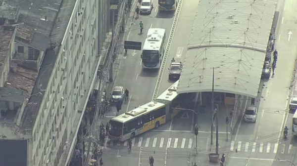 Criminosos usam 10 ônibus como barricadas em Madureira durante operação da PM