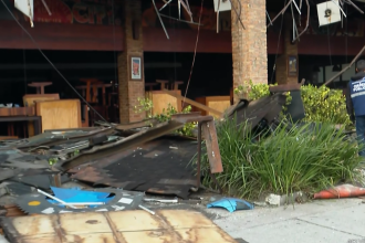 Prefeitura derruba área irregular de restaurante na Barra com dívida de R$ 1,2 milhão