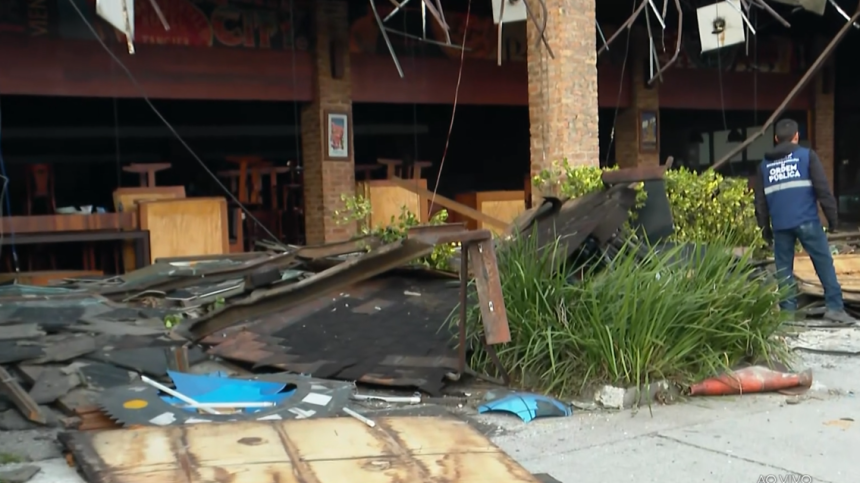 Prefeitura derruba área irregular de restaurante na Barra com dívida de R$ 1,2 milhão