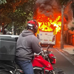 Ônibus pega fogo e interdita rua na Zona Sul do Rio